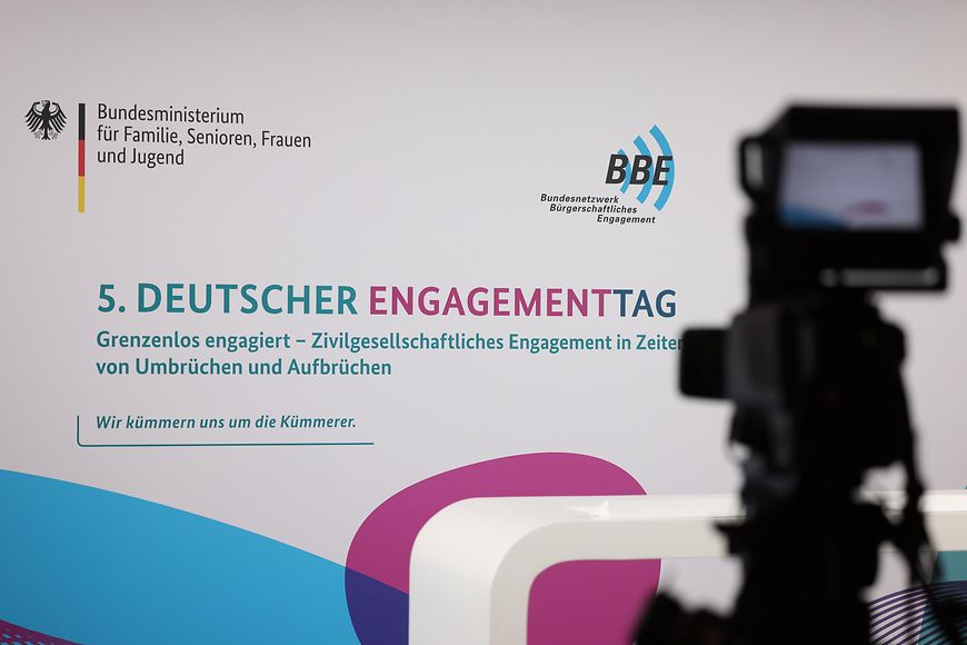 Eine Kamera vor einer Wand mit der Aufschrift 5. Deutscher Engagementag