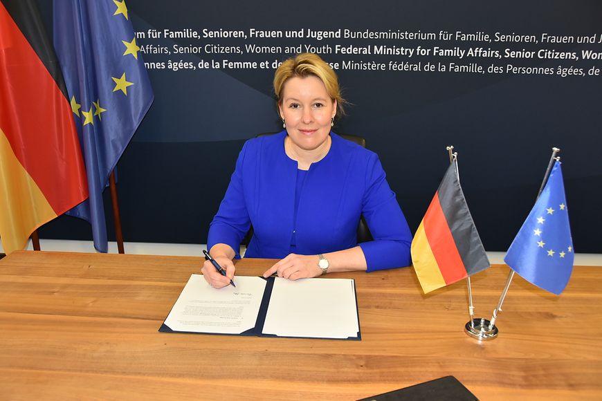 Franziska Giffey unterzeichnet am Schreibtisch die gemeinsame Erklärung für starke Familien und gegen Kinderarmut