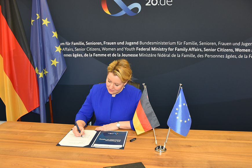 Franziska Giffey unterzeichnet in ihrem Büro die Trio Presidency Declaration on Ageing
