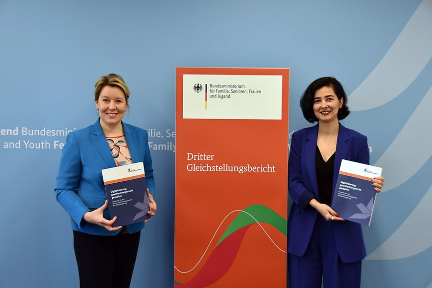 Franziska Giffey nimmt Gutachten zum Dritten Gleichstellungsbericht von Aysel Yollu-Tok entgegen