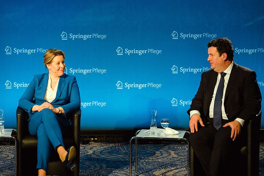 Franziska Giffey und Hubertus Heil auf dem Podium bei der Eröffnung des Kongress Pflege
