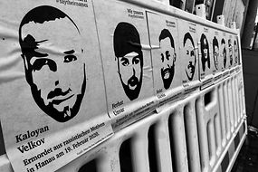 Das Foto zeigt einen Bauzaun mit Plakaten der Opfer von Hanau
