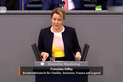 Bundesfamilienministerin Franziska Giffey am Rednerpult im Deutschen Bundestag
