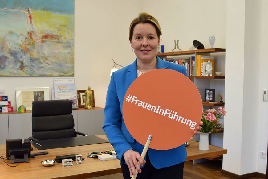 Franziska Giffey hält ein Schild mit der Aufschrift #FrauenInFührung in der Hand
