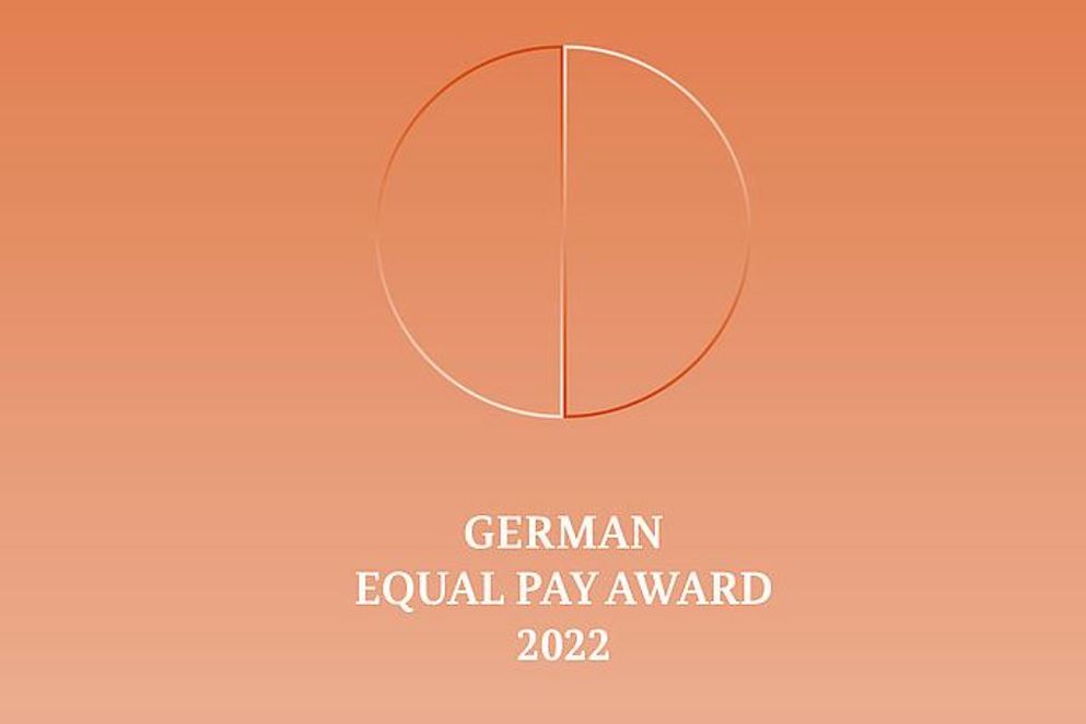 Orangefarbenes Logo mit einem geteilten Kreis und der Aufschrift: German Equal Pay Award 2022
