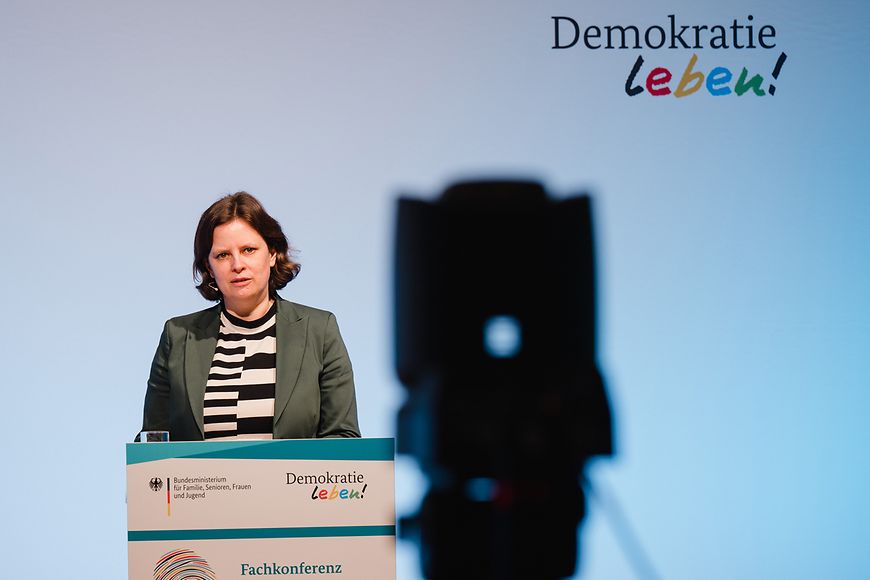 Juliane Seifert, Staatssekretärin im Bundesfamilienministerium, hält die Eröffnungsrede zur Fachkonferenz.