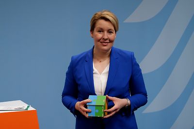 Bundesfamilienministerin Franziska Giffey erklärt das neue Adoptionshilfe-Gesetz