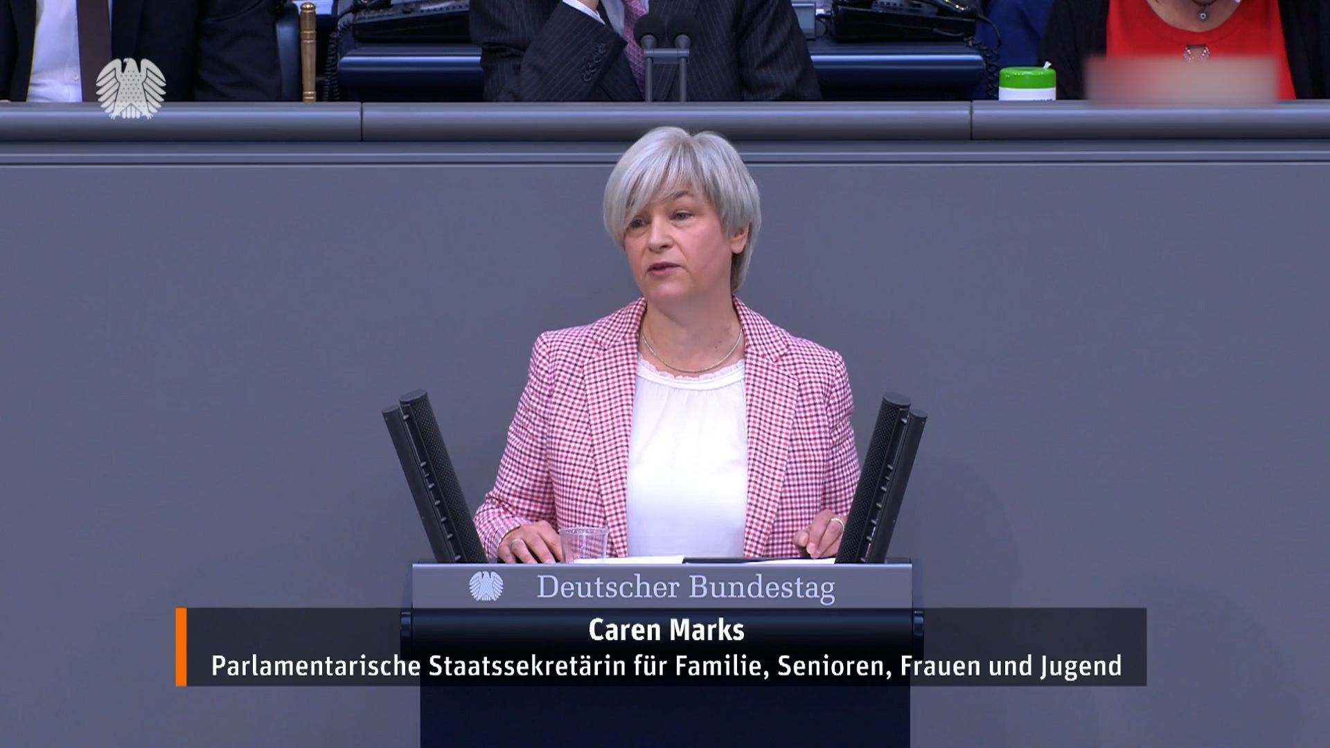 Caren Marks, Parlamentarische Staatssekretärin bei der Bundesjugendministerin, am Redepult im Deutschen Bundestag