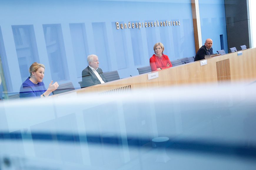 Bundesfamilienministerin Franziska Giffey, Bundesinnenminister Horst Seehofer und Bundeslandwirtschaftsministerin Julia Klöckner