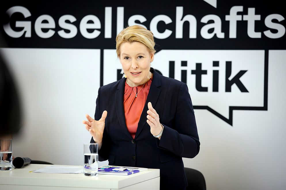 Franziska Giffey vor dem Schriftzug Gesellschaftspolitik