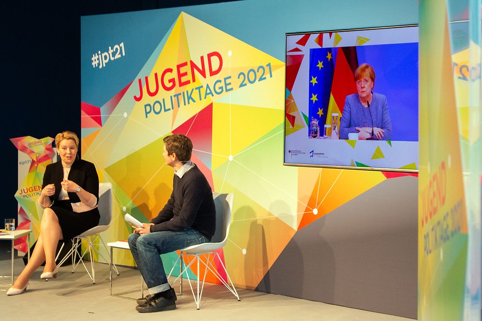 Angela Merkel und Franziska Giffey auf einer Bühne bei den Jugendpolitiktagen.