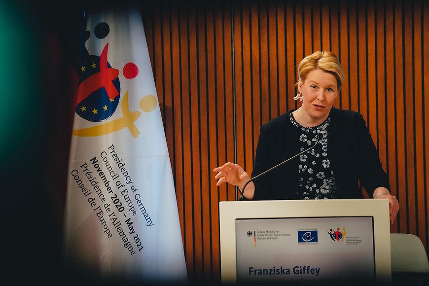 Bundesfrauenministerin Franziska Giffey am Rednerpult 