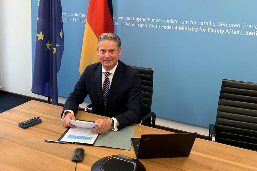 Stefan Zierke im Büro vor einem Laptop beim digitalen Netzwerktreffen zum Thema Hospizarbeit