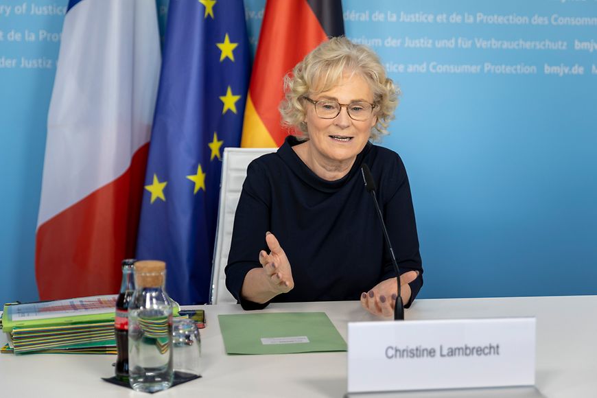 Bundesfamilienministerin Christine Lambrecht tauscht sich online aus