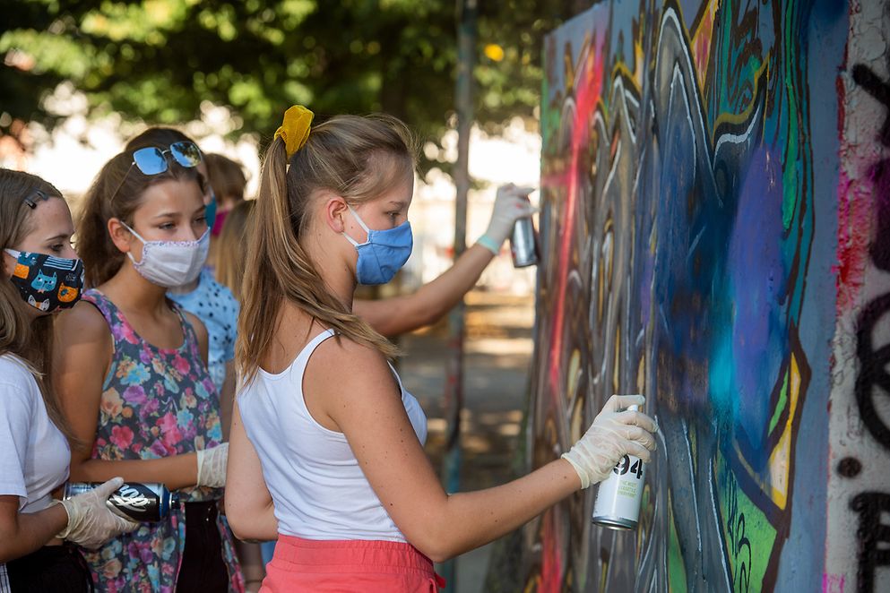 Junge Menschen bei einem Graffiti-Projekt des DPJW in Potsdam