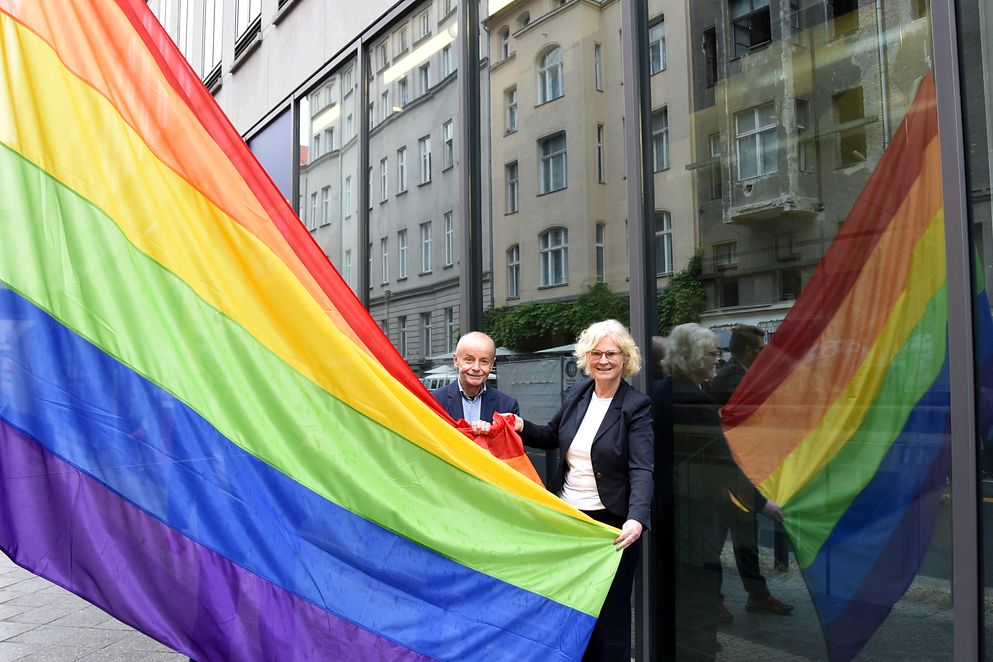 Bundesfamilienministerin Christine Lambrecht hisst die Regenbogenflagge vor dem Bundesfamilienministeriu