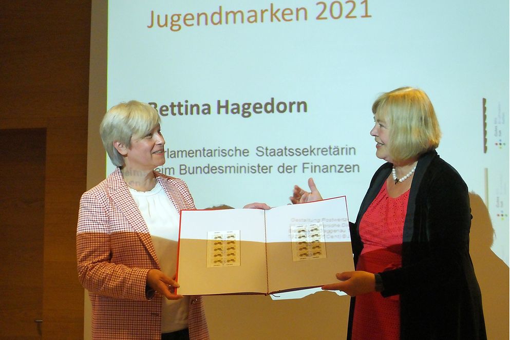 Caren Marks nimmt die Jugendmarken 2021 von Bettina Hagedorn entgegen 