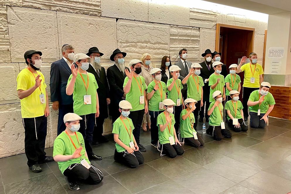 Bundesjugendministerin Christine Lambrecht mit Kindern aus Israel