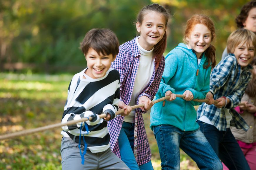 Eine Gruppe Kinder beim spielen in der Natur