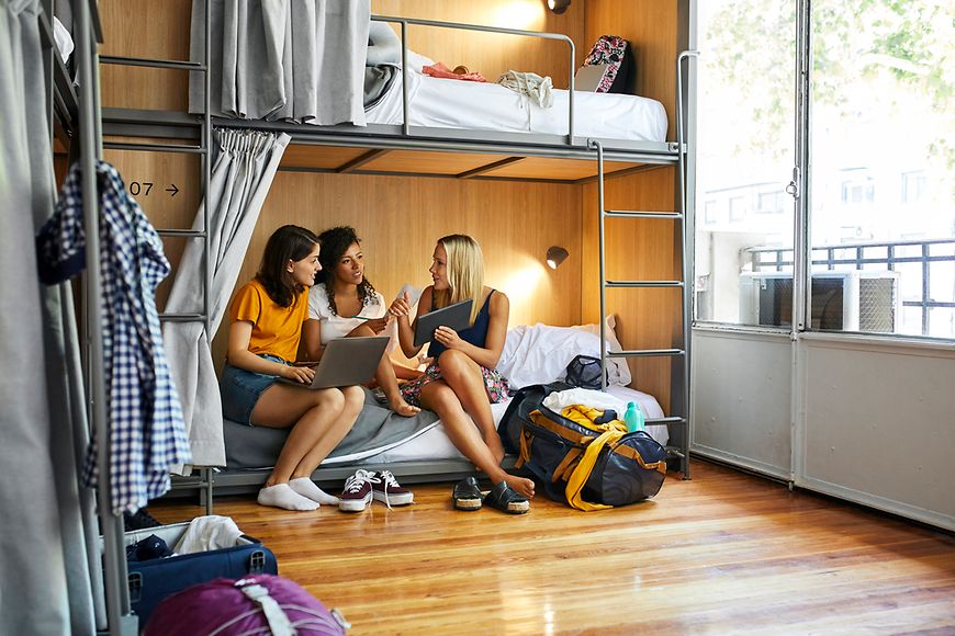 Drei Mädchen sitzen auf einem Doppelstockbett