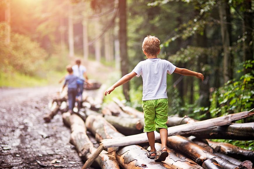 Corona-Auszeit: Eine Familie erholt sich bei einem Spaziergang im Wald