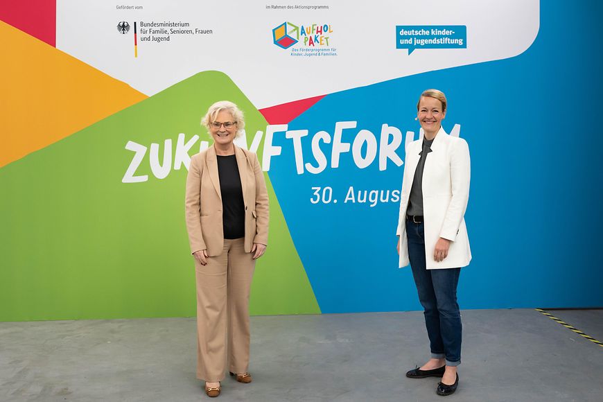 Christine Lambrecht und Anne Rolvering eröffnen das Zukunftsforum zu "Aufholen nach Corona"