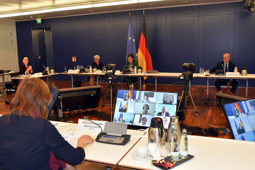 Die GREVIO-Delegation im Bundesfamilienministerium im Gespräch mit Juliane Seifert