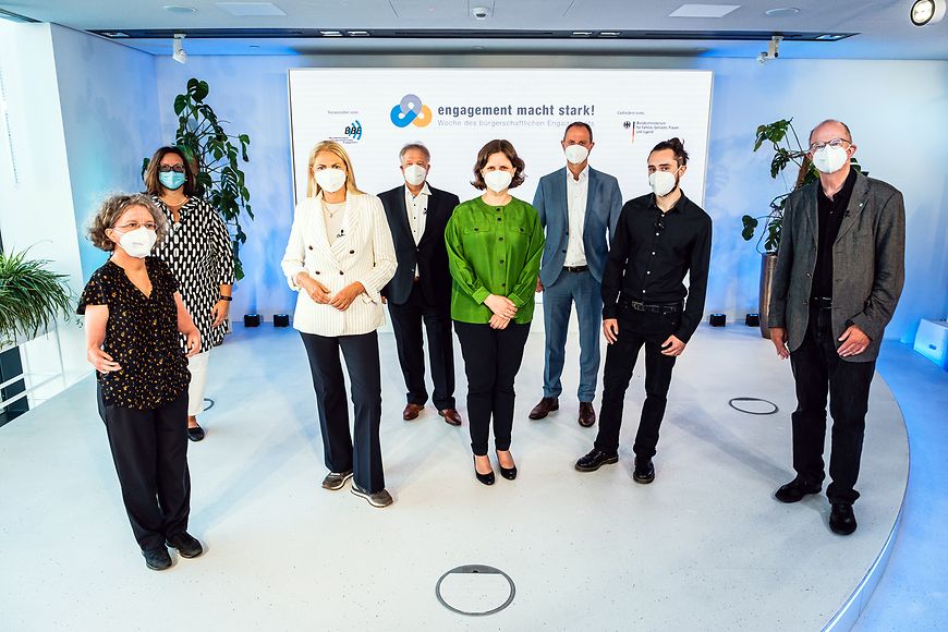 Gruppenbild mit Juliane Seifert und Dr. Thomas Röbke zum Auftakt der Woche des bürgerschaftlichen Engagements