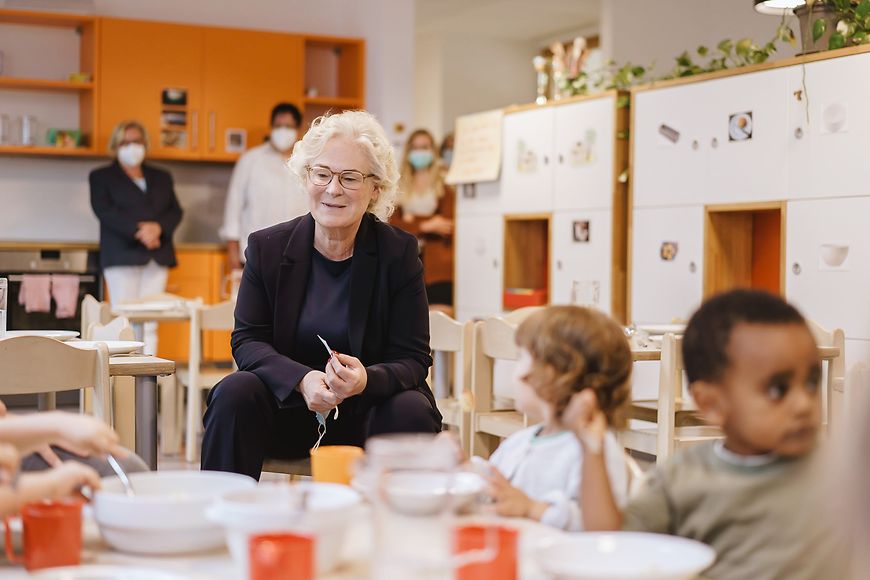 Bundesfamilienministerin Christine Lambrecht mit Kindern der Sprach-Kita in Bensheim