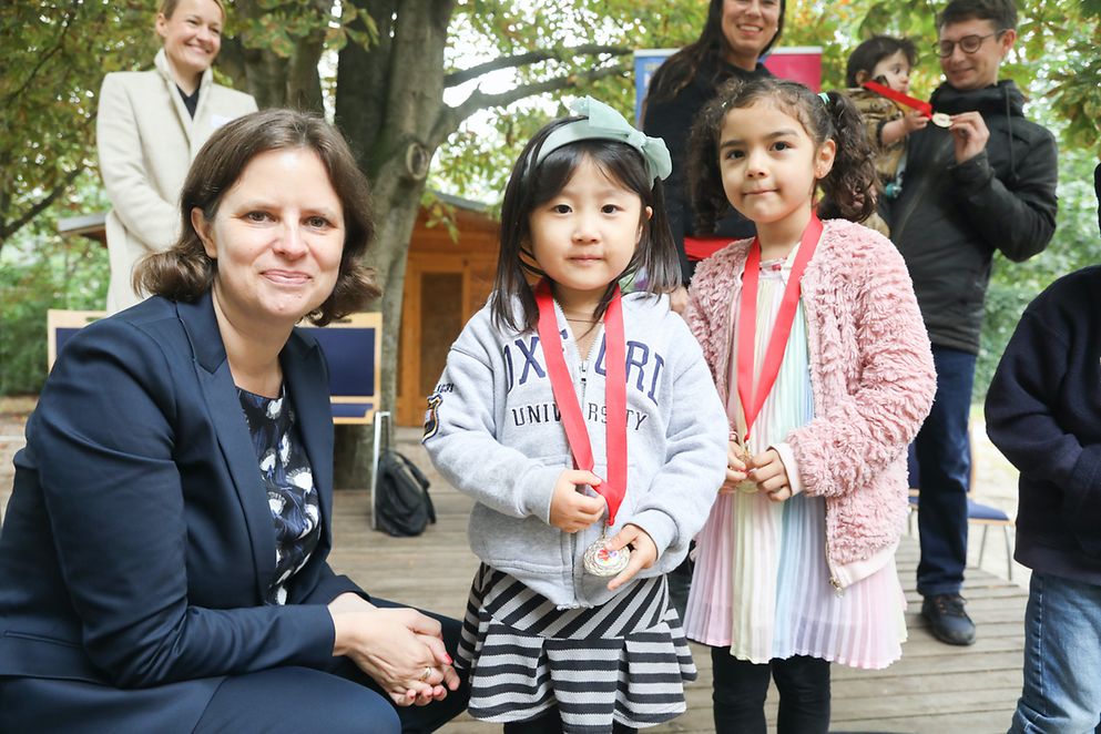 Juliane Seifert mit Kindern der Kita "Kids International"
