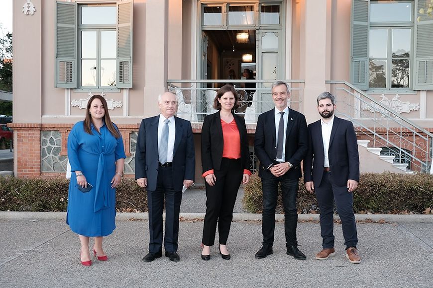 Eine Gruppe von Menschen vor dem Büro des Deutsch-Griechischen Jugendwerks