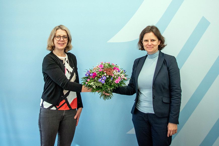 Juliane Seifert überreicht Sabine Andresen zum Abschied einen Blumenstrauß 