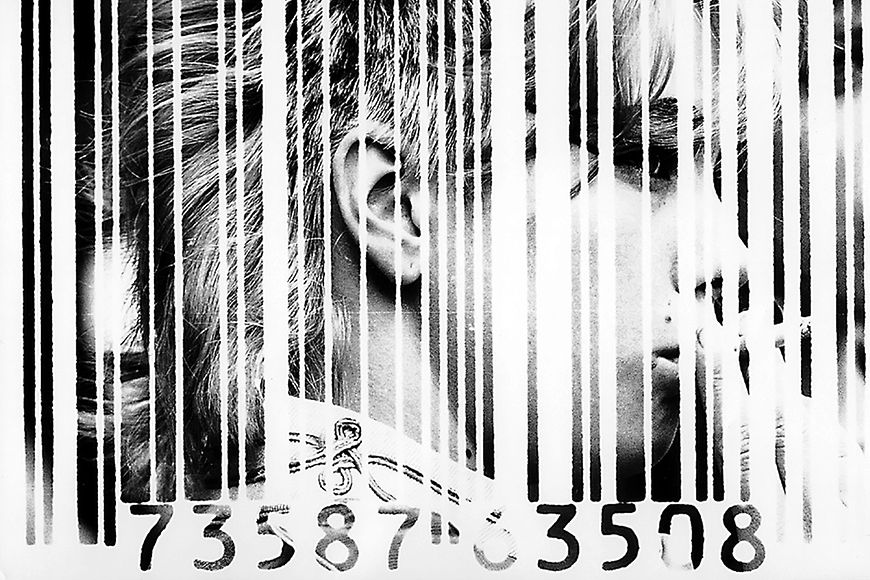 Schwarzweiß-Foto mit Streifencode, dahinter ist eine Frau zu sehen