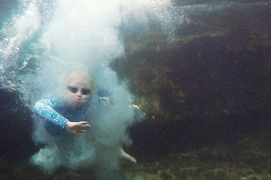 Ein Kind unter Wasser
