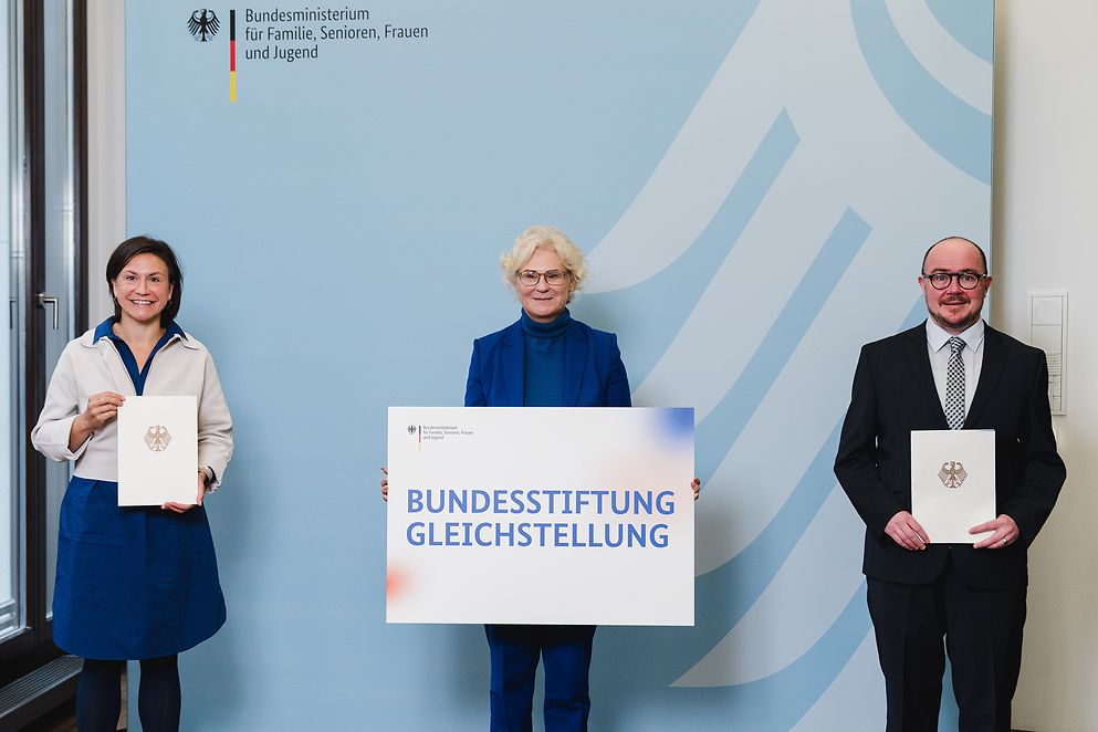 Bundesgleichstellungsministerin Christine Lambrecht (Mitte) mit Lisi Maier und Dr. Arn Sauer 