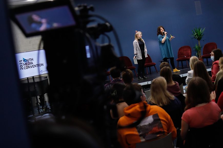 Teilnehmende in einem vollen Saal bei der YouMeCon