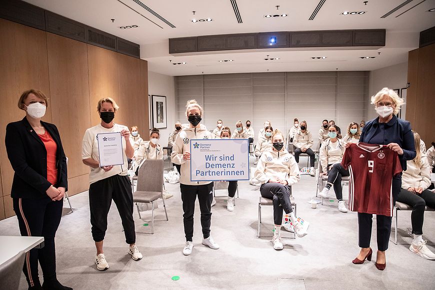 Gruppebild bei der Demenz-Partner-Schulung mit Christine Lambrecht und der DFB-Elf der Frauen