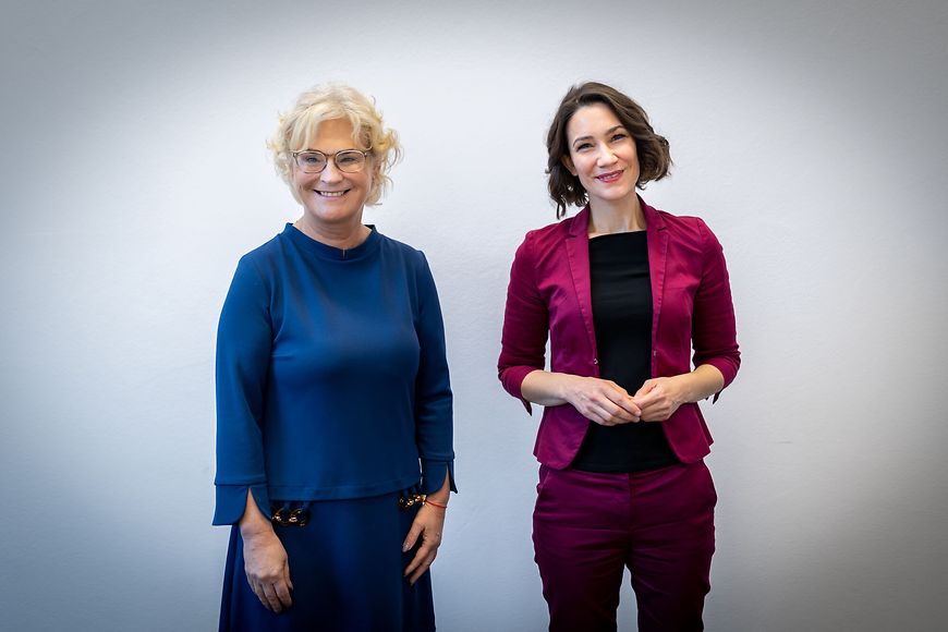 Die frühere Bundesfamilienministerin Christine Lambrecht und die neue Bundesfamilienministerin Anne Spiegel