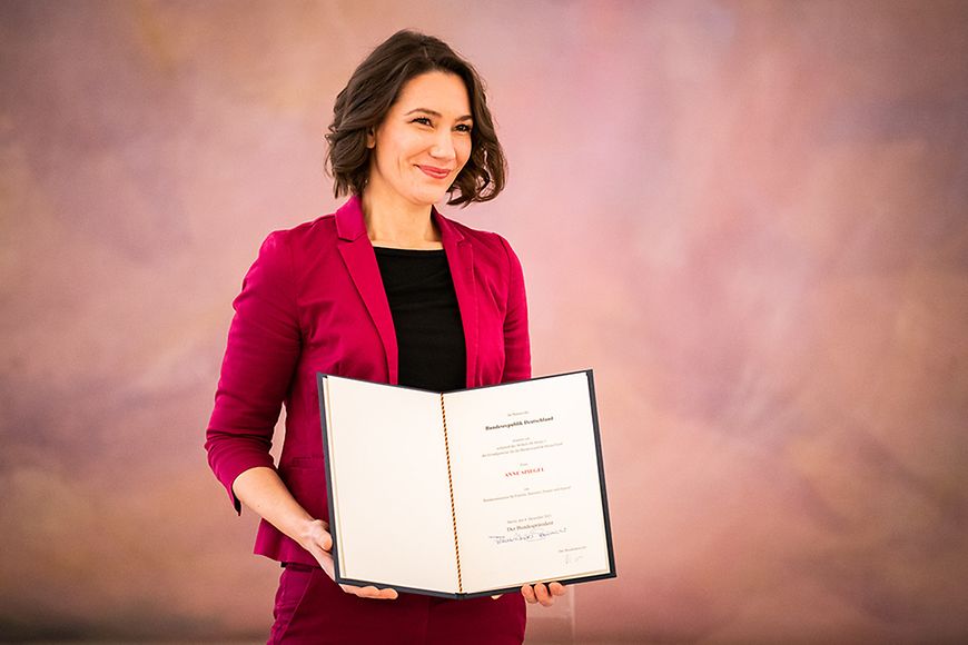 Anne Spiegel im Schloss Bellevue mit der Ernennungsurkunde