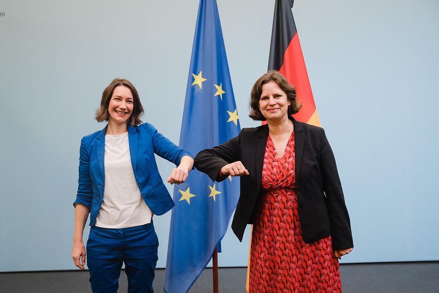 Anne Spiegel und Juliane Seifert im Bundesfamilienministerium