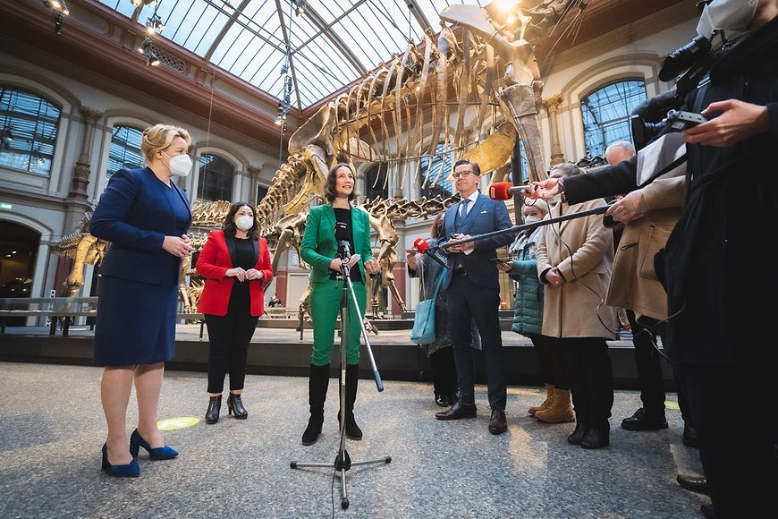 Anne Spiegel, Franziska Giffey und Dilek Kalayci beim Besuch der Kinderimpfstelle im Berliner Naturkundemuseum