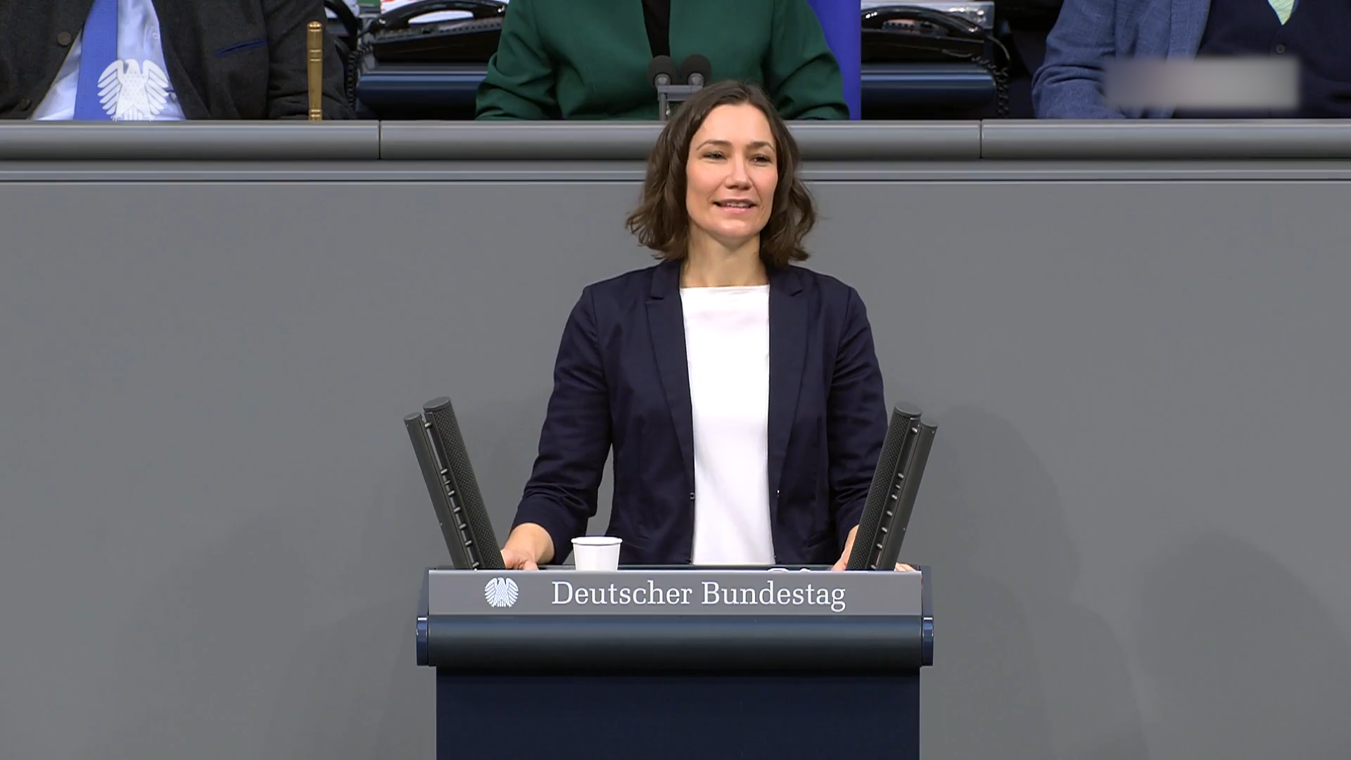 Bundesfamilienministerin Anne Spiegel spricht am Pult im Bundestag