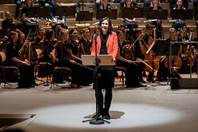 Bundesjugendministerin Anne Spiegel spricht in der Berliner Philharmonie