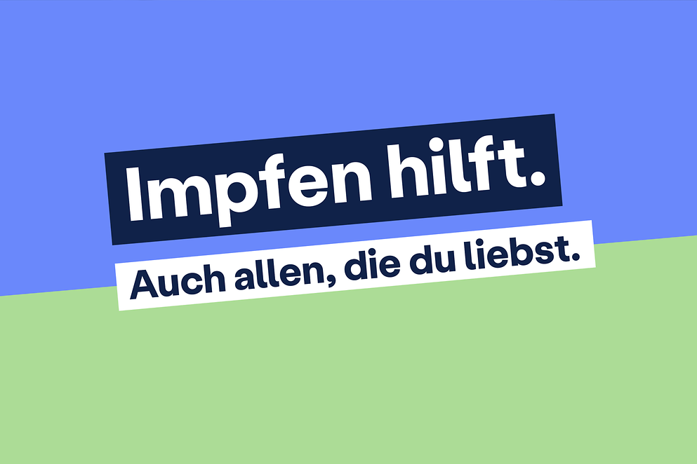 Plakat der Impfkampagne der Bundesregierung in blau-grün, mit Aufschrift: Impfen hilft, auch allen, die du liebst.