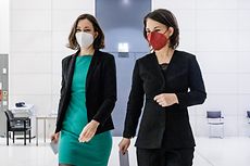 Anne Spiegel und Annalena Baerbock nebeneinander im Bild