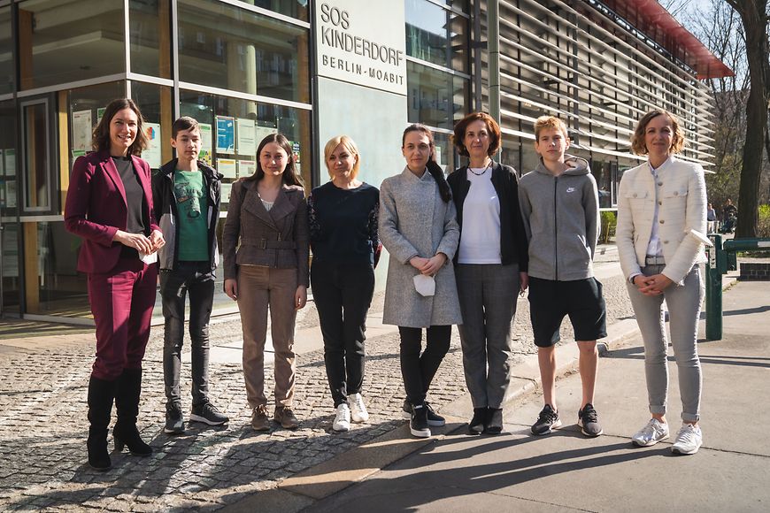 Anne Spiegel trifft ukrainische Frauen und Kinder im SOS-Kinderdorf Berlin