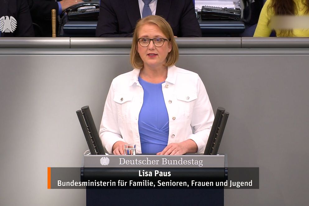 Lisa Paus steht am Rednerpult im Deutschen Bundestag