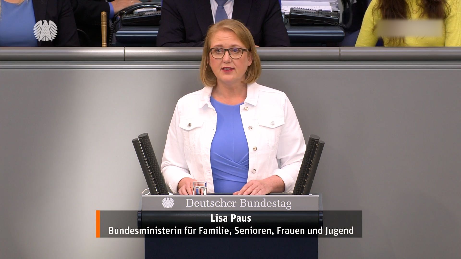 Lisa Paus steht am Rednerpult im Deutschen Bundestag