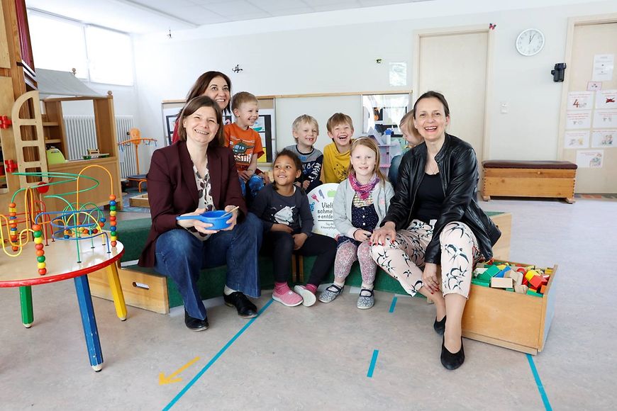 Ekin Deligöz am Tag der Kinderverpflegung in einer Brandenburger Kita