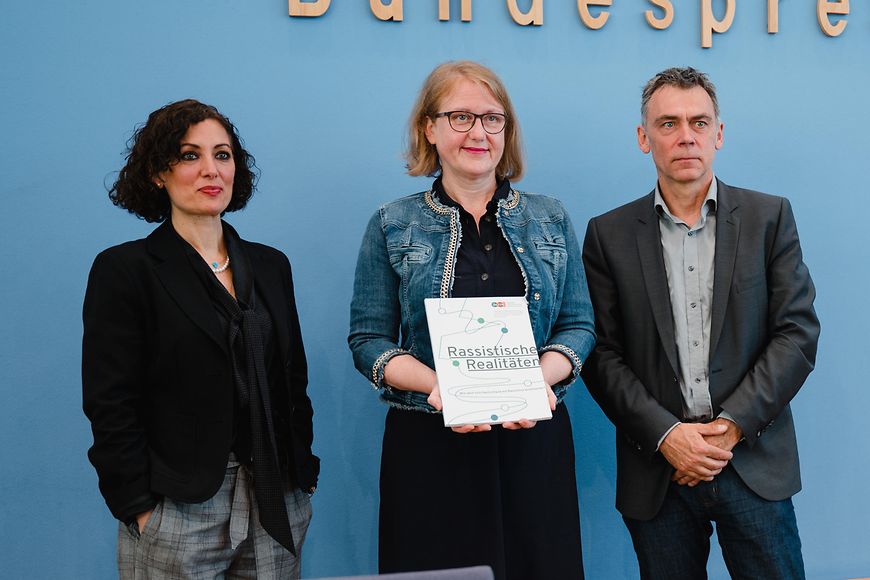 Lisa Paus, Prof. Dr. Naika Foroutan und Prof. Dr. Frank Kalter stellen in Berlin die Auftaktstudie zum Rassismusmonitor vor